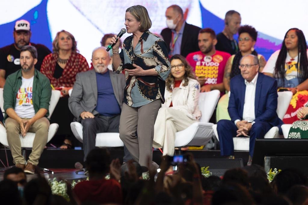 Gleisi Hoffmann discursa com microfone
