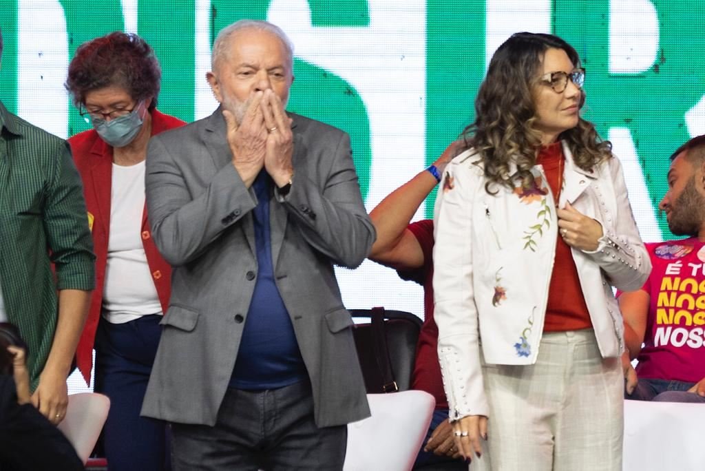 Lula tapa a boca com as mãos