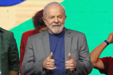 Lula faz sinal com as mãos