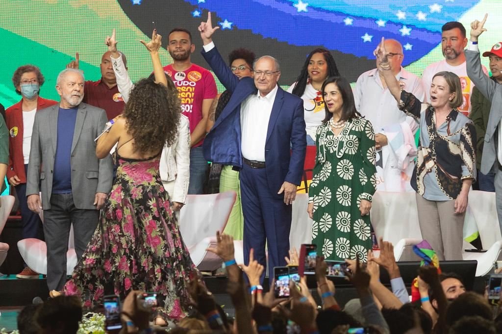Lula faz sinal com as mãos