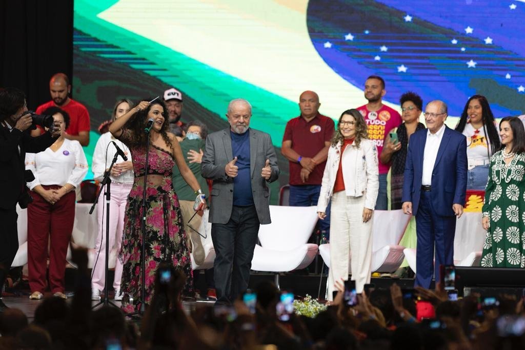 Lula e outros políticos fazem sinal com as mãos