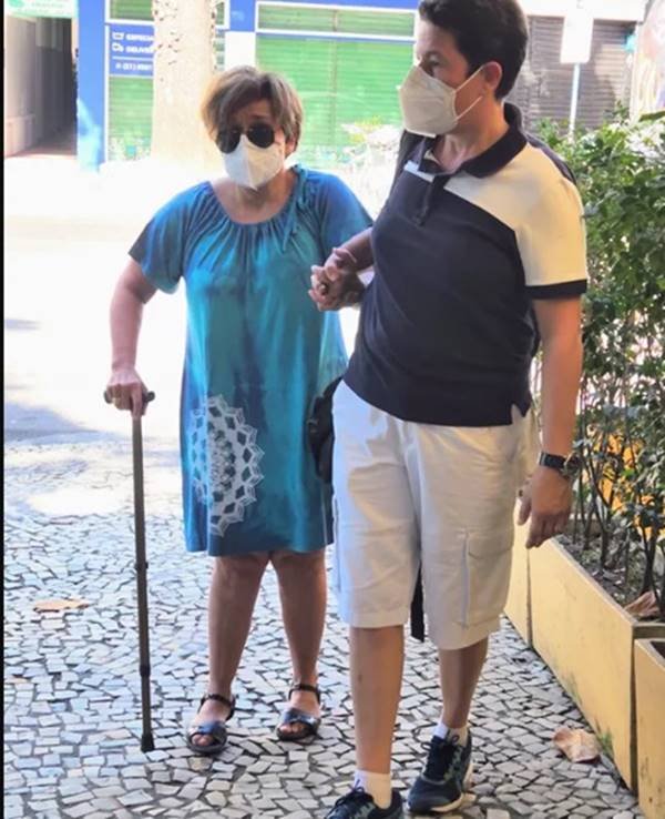 Foto colorida de um casal lésbico-Metrópoles