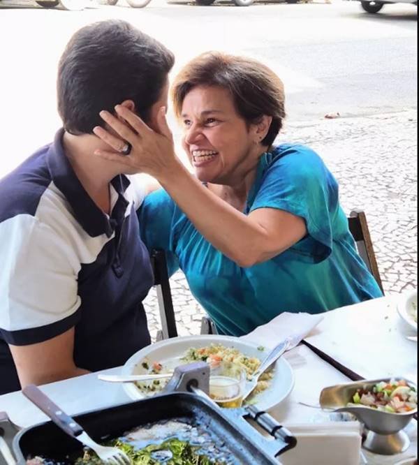 Foto de uma mulher sorrindo para a namorada-Metrópoles