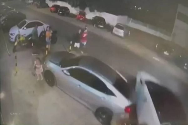 VÍDEO: Carro desgovernado quase atropela crianças que jogavam bola