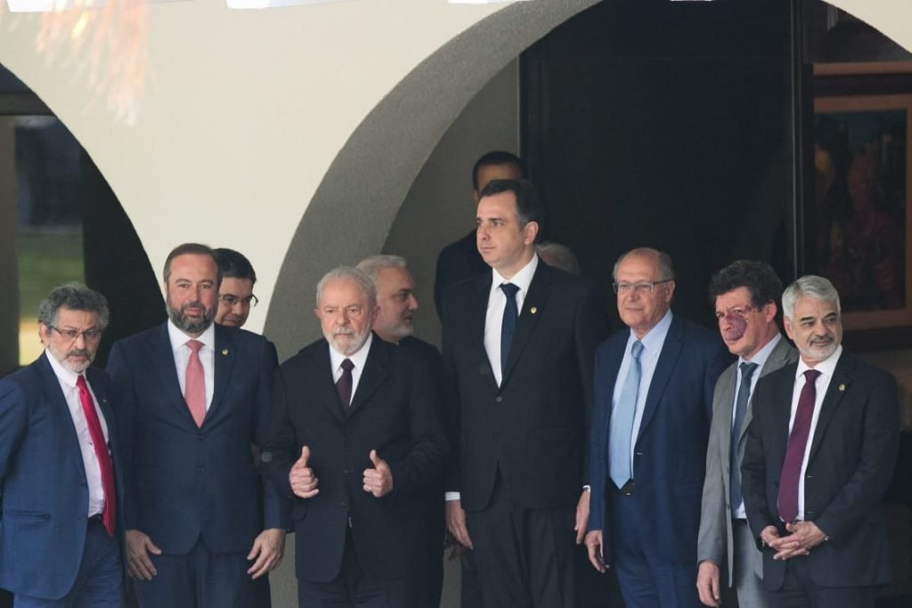 Foto colorida mostra Lula em reunião com senadores - Metrópoles