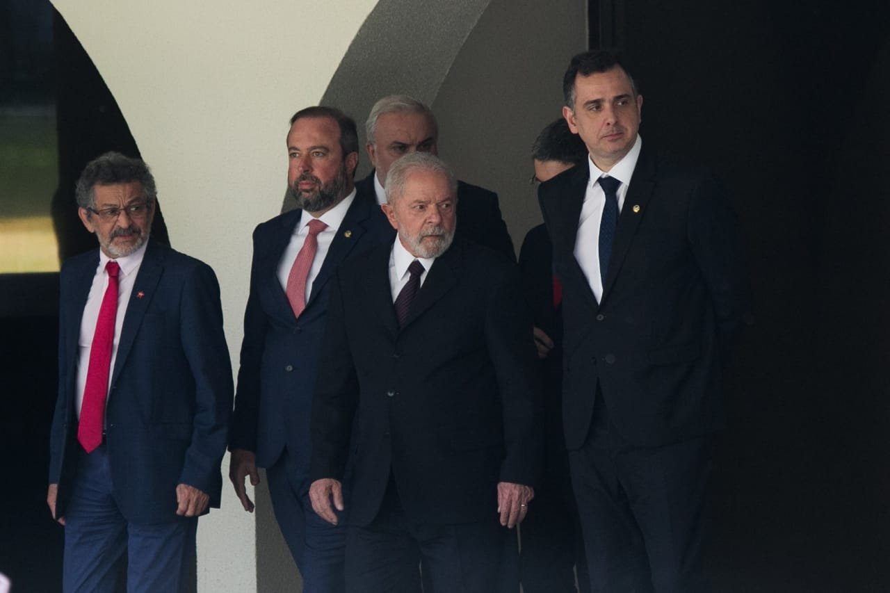 Foto colorida mostra Lula em reunião com senadores - Metrópoles