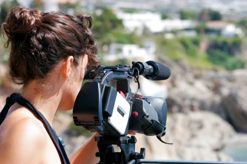 Mulher segurando câmera de filmagem