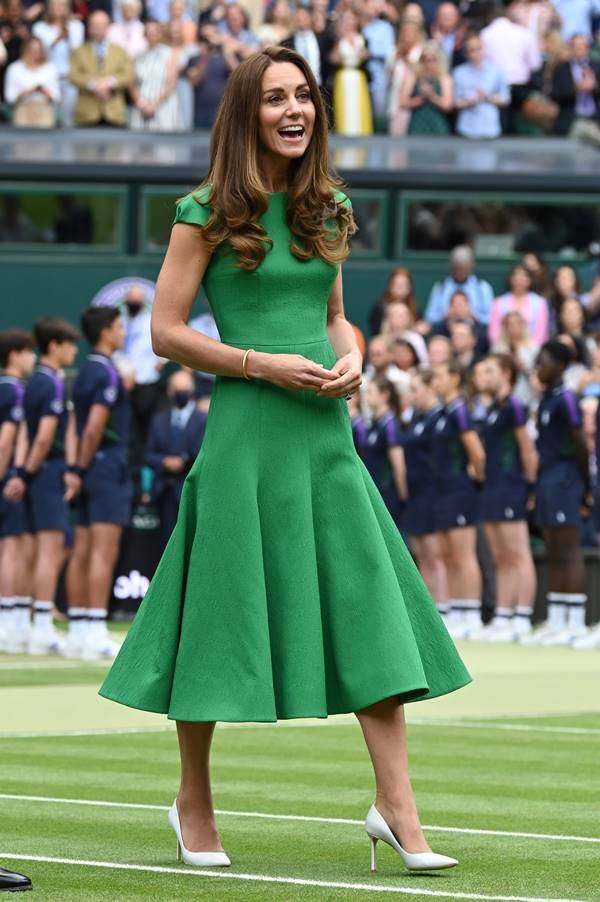 Kate Middleton usando vestido verde 