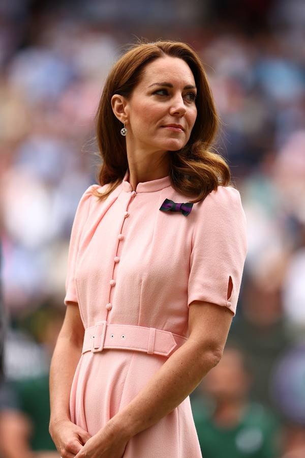 Kate Middleton usando vestido rosa