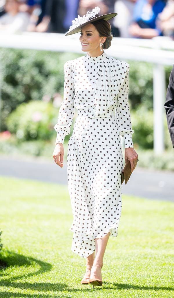 Kate Middleton usando vestido de poá branco 