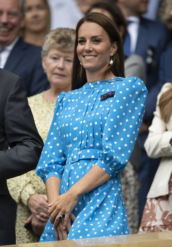 Kate Middleton usando vestido de poá azul
