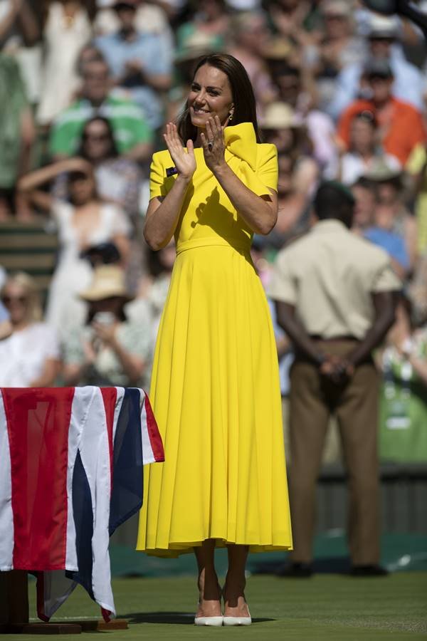 Kate Middleton usando vestido amarelo vibrante