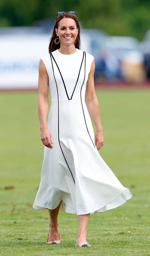 Kate Middleton usando vestido branco 