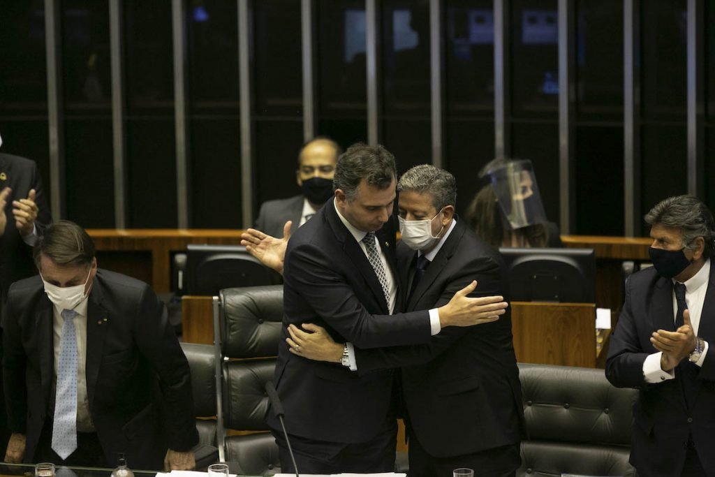 Presidentes Pacheco e Arthur Lira se abraçam durante Abertura do ano legislativo no Congresso Nacional