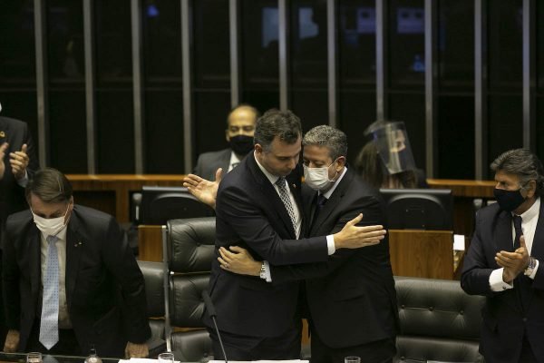 Presidentes Pacheco e Arthur Lira se abraçam durante Abertura do ano legislativo no Congresso Nacional