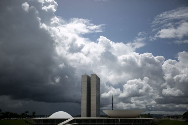 Tempo com chuva e nuvens escuras no Congresso Nacional em brasília DF