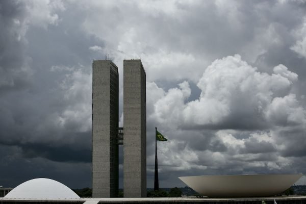 Tempo com chuva e nuvens escuras no Congresso Nacional em brasília DF