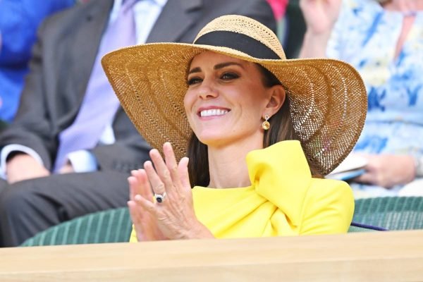 Kate Middleton usando vestido amarelo vibrante