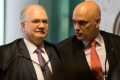 Os ministros do Supremo Tribunal Federal Edson Fachin e Alexandre de Moraes no plenário do tribunal, em pé. Eles usam toga e conversam - Metrópoles