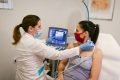 Foto colorida de médica examinando pescoço de paciente