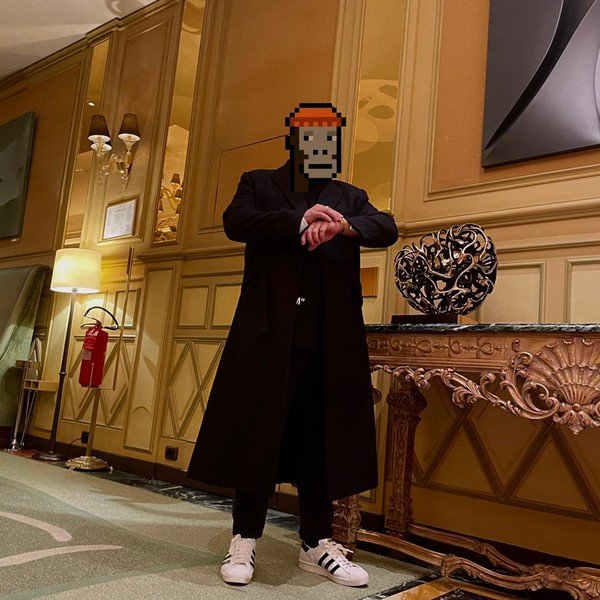 O investidor de NFT GMoney, um homem branco e jovem que esconde sua identidade com o desenho de um emoji pixelado de macaco. Na foto, ele está com uma roupa toda preta e tênis branco da Adidas