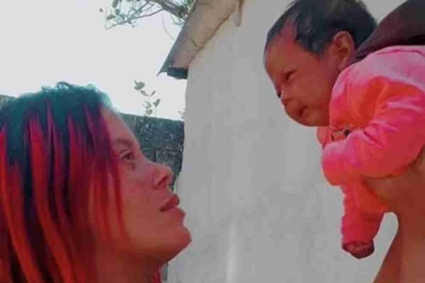 Bebê de 2 meses morre sufocado após adormecer com a mãe e padrasto