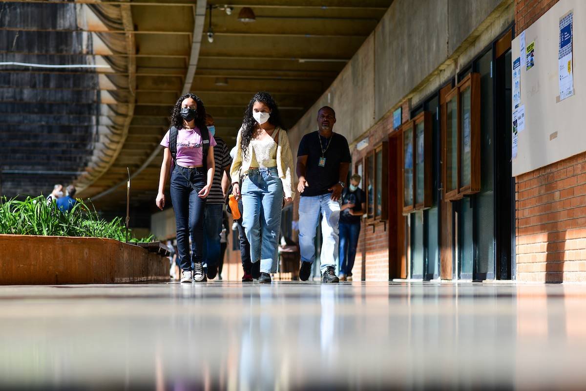 imagem colorida mostra alunos caminhando pela universidade de brasília (unb), umas das universidades mais conhecidas do brasil - metrópoles