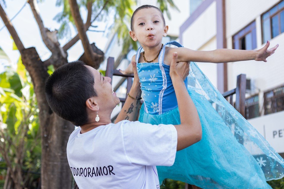 Novo tratamento de doença que incha órgãos dá esperança a menina