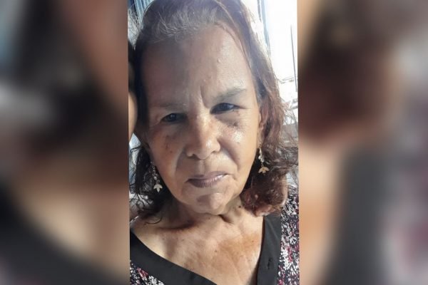 Joselina Cerqueira, idosa de 81 anos morta por ataque de pitbull quando ia para igreja. Na foto ela posa ao lado de outra mulher, usando vestido - Metrópoles