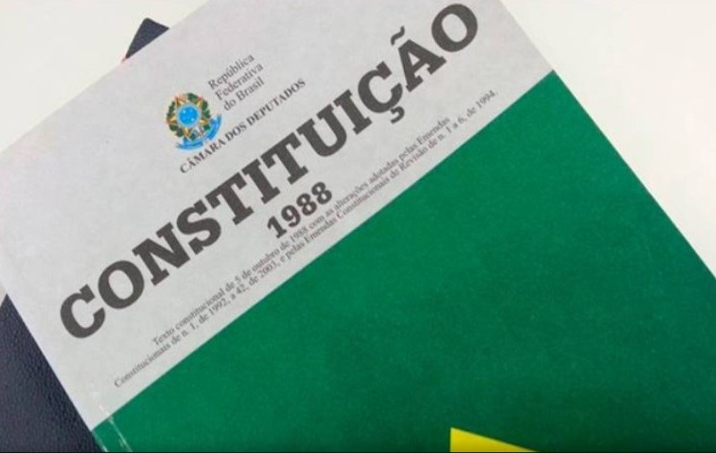 Capa da Constituição Federal - Metrópoles