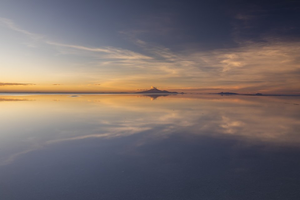 pôr do sol do Salar de Uyuni, com reflexo da água