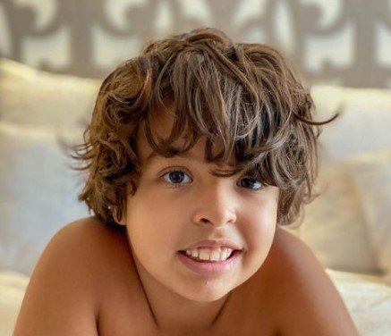 Menino sem camisa sorrindo