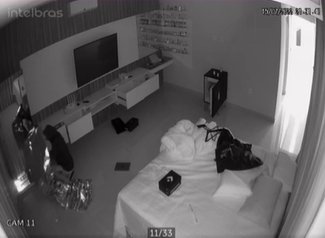 homem coberto com pedaço de material brilhante vasculha residência