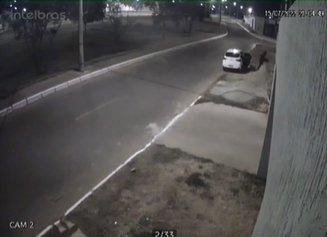 Carro branco parado em calçada