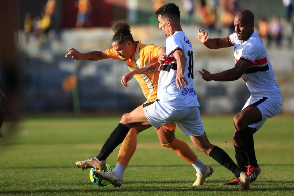 Felipe Gedoz na disputa da bola