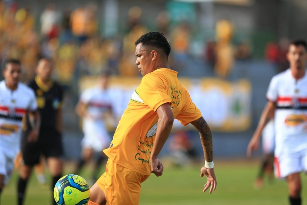 Lateral esquerdo Marcílio