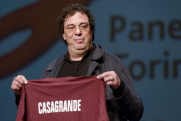 Walter Casagrande segurando camisa com seu nome - Metrópoles