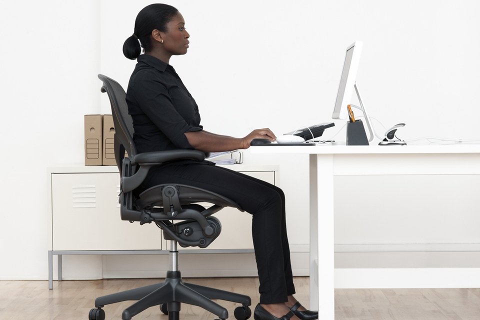 Mulher sentada em cadeira de escritório
