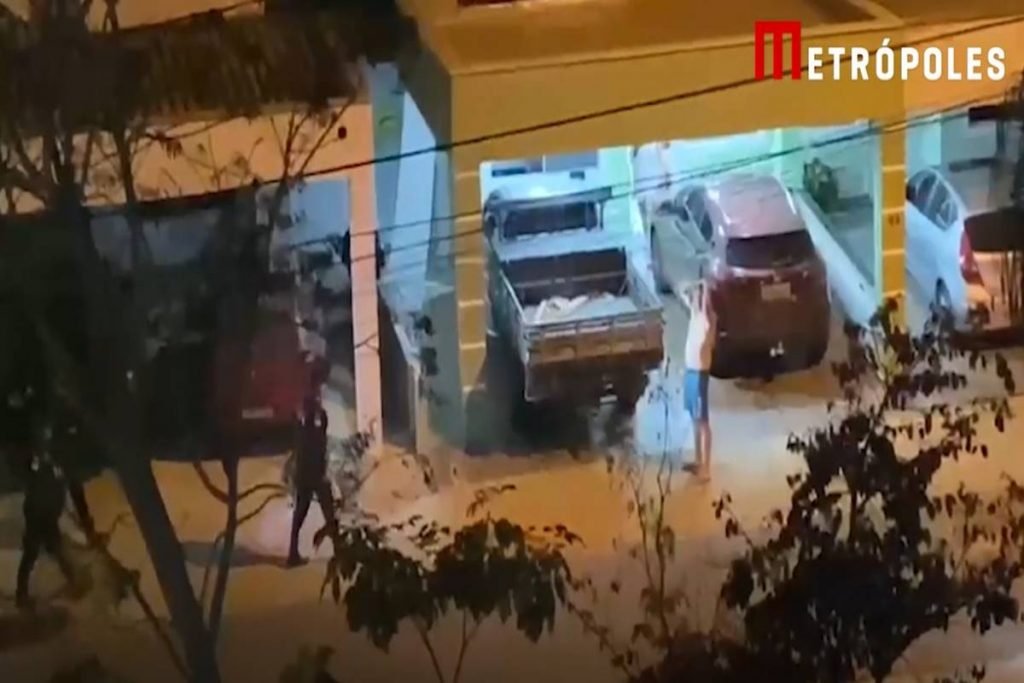 PMs caminham em direção a homem sem camisa - Metrópoles