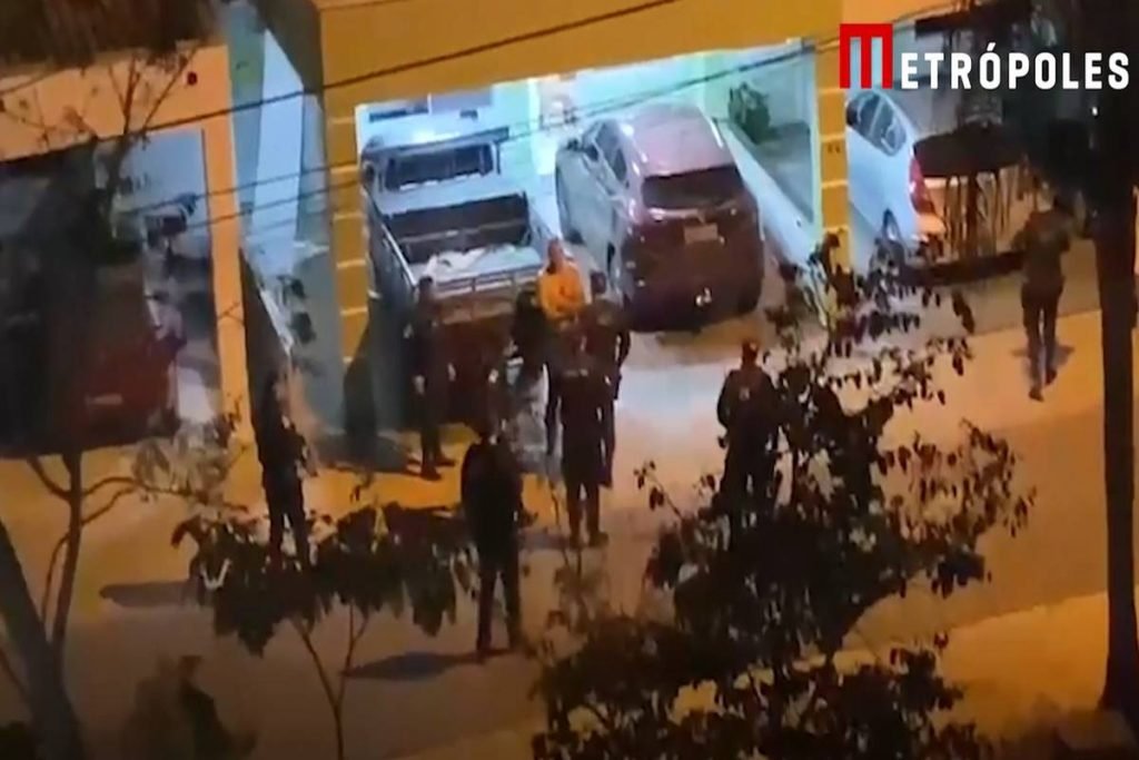 Policias em volta de homem sem camisa - Metrópoles