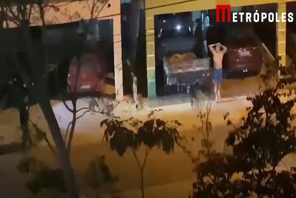 Homem careca sem camisa com a mão na cabeça - Metrópoles