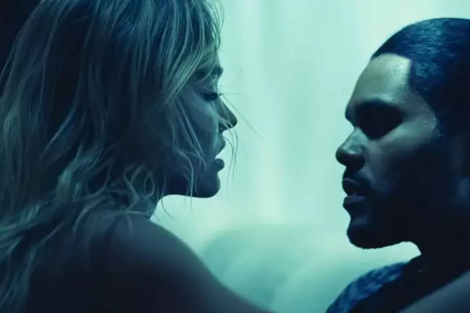 A atriz Lily Rose-Depp (esquerda) e o cantor The Weeknd (direita) contracenam em cena da série da HBO