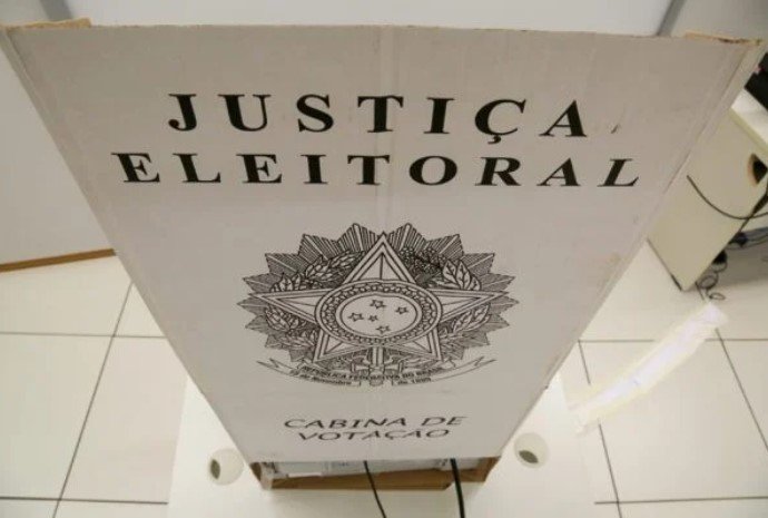 Cabine votação Justiça Eleitoral-Metrópoles
