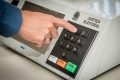 Pessoa digitando em urna eletrônica - Metrópoles