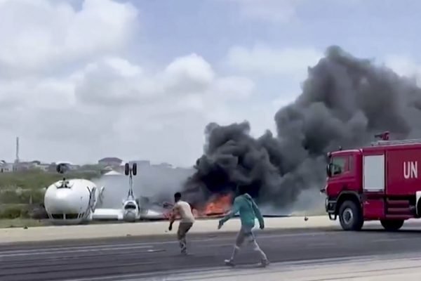 Avi&atilde;o aterrissa de "ponta-cabe&ccedil;a" na Som&aacute;lia e passageiros sobrevivem