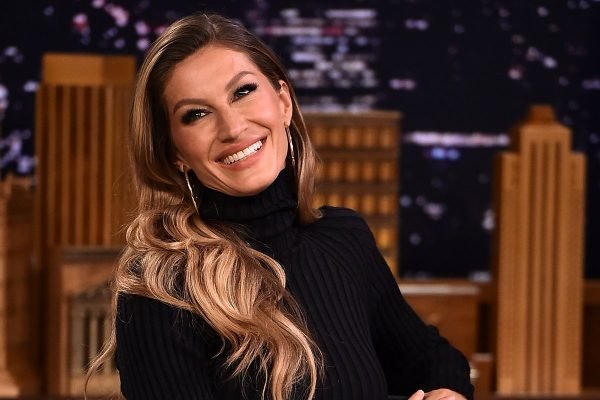 Descubra 7 itens que a modelo Gisele Bündchen carrega na bolsa | Metrópoles