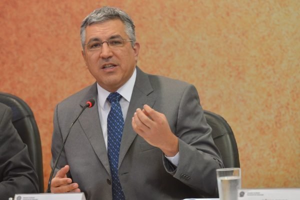 Foto colorida mostra ex-ministro Alexandre Padilha (PT) falando diante de um microfone - Metrópoles
