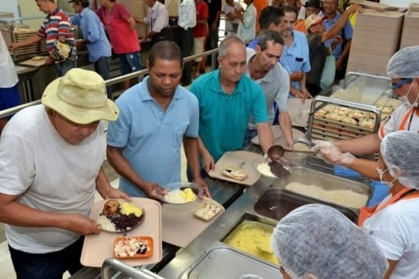 Uigures proprietários de restaurantes incluem uma pitada de