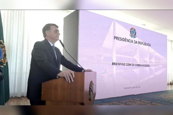 Jair Bolsonaro em apresentação a embaixadores no Alvorada