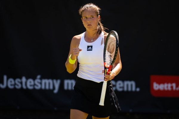 A tenista Daria Kasatkina comemora ponto - Metrópoles